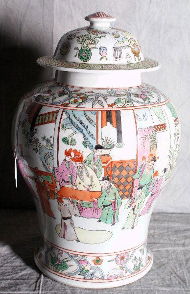 Antique Chinese painted porcelain covered jar: Antique Chinese painted porcelain covered jar with chop mark on bottom. H:17"