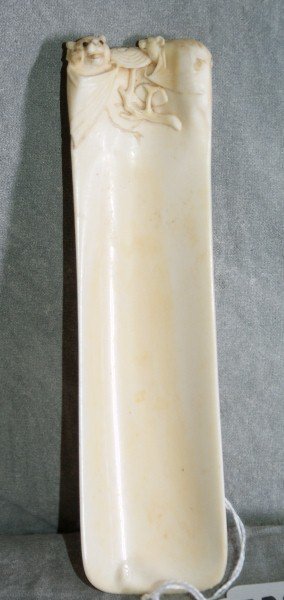 Chinese ivory figural shoe horn of bats. L:6": Chinese ivory figural shoe horn of bats. L:6"