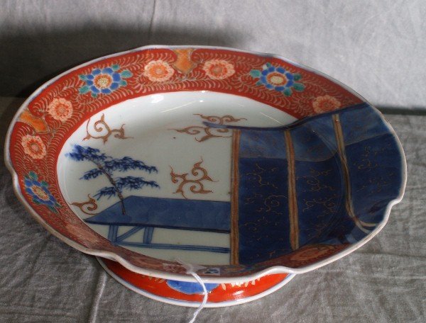 Antique Imari porcelain compote. H:3" D:10".: Antique Imari porcelain compote. H:3" D:10".
