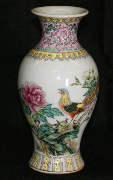 19th/20th C Chinese porcelain vase with marks on botto