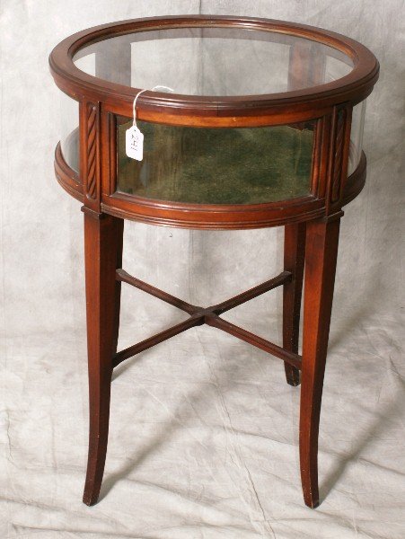 Round mahogany vitrine table: Round mahogany vitrine table. H:26" D:19"