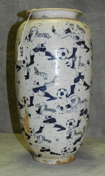 Antique central American pottery vase. H:15.5" D:7.5" .: Antique central American pottery vase. H:15.5" D:7.5" .