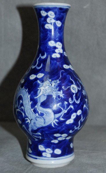 Antique Chinese blue and white porcelain dragon vase: Antique Chinese blue and white porcelain dragon vase with 4 character marks onbottom. H:7. 75"