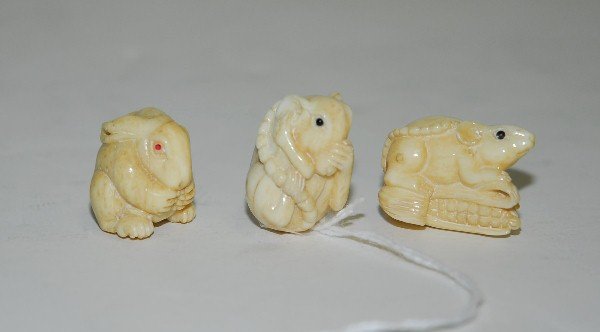 3 Chinese marine ivory animal netsukes. H:1.25": 3 Chinese marine ivory animal netsukes. H:1.25"
