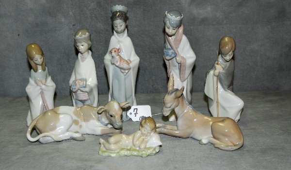 Lladro porcelain 7 piece nativity set. Tallest H:8": Lladro porcelain 7 piece nativity set. Tallest H:8"