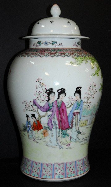 Large Chinese porcelain covered ginger jar: Large Chinese porcelain covered ginger jar with calligraphy. H:19\"