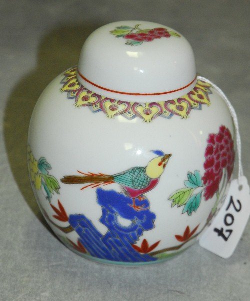 Chinese porcelain covered ginger jar. H:5": Chinese porcelain covered ginger jar. H:5"