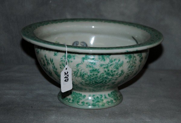 Chinese porcelain painted bowl: Chinese porcelain painted bowl. H:5" D:10.5"