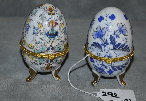 2 Chinese porcelain egg shape hinged covered boxes: 2 Chinese porcelain egg shape hinged covered boxes. H:3.75"