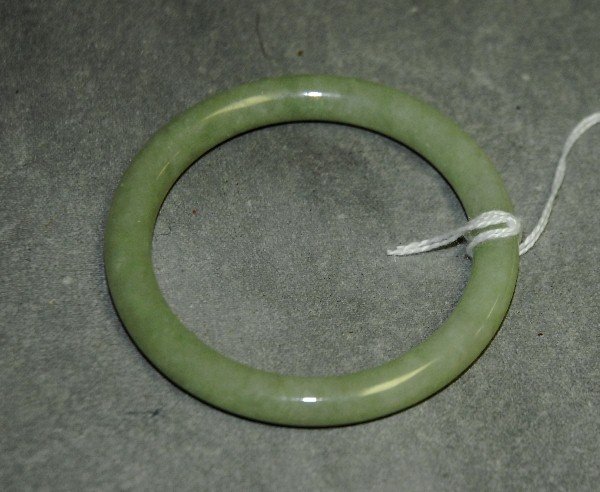 Chinese jade bracelet. D:2.75": Chinese jade bracelet. D:2.75"
