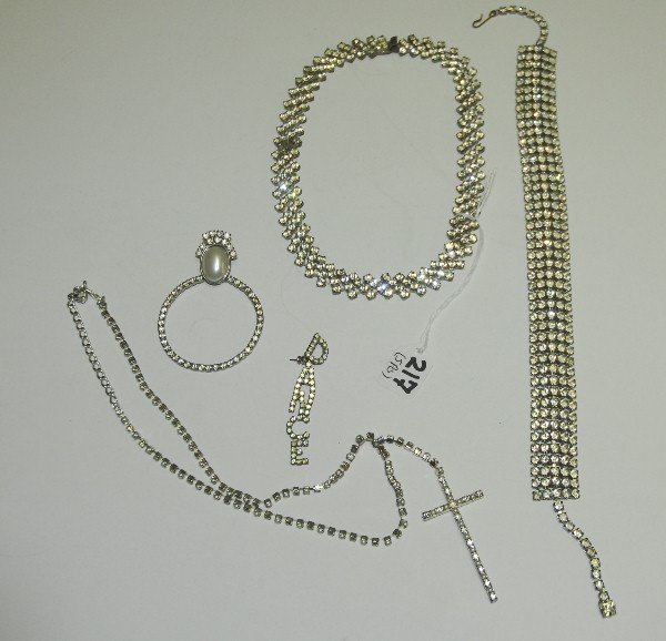 Lot of costume jewelry: Lot of costume jewelry , 3 necklaces and 2 single earrings