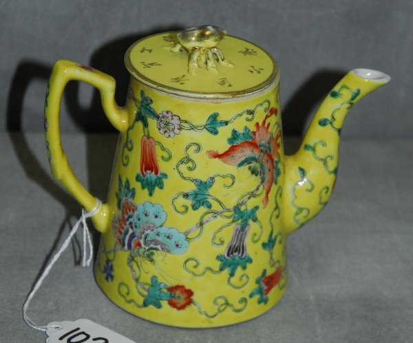 Antique Chinese famille Juno porcelain teapot with chop: Antique Chinese famille Juno porcelain teapot with chop marks on bottom. H:5.25"