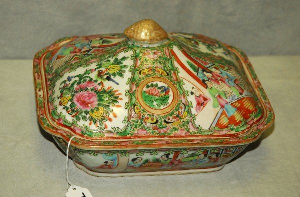 Large Chinese 19th C rose medallion porcelain covered: Large Chinese 19th C rose medallion porcelain covered tureen. H:6.5" L:10.5" D:9.5"