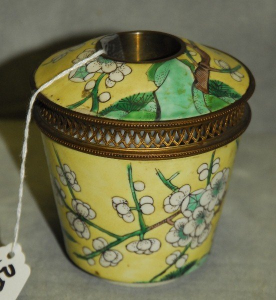 Chinese export porcelain ink well: Chinese export porcelain ink well. H:4" D:4"