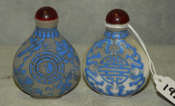 2 Chinese glass and enamel snuff bottles with marks on (1 of 3)