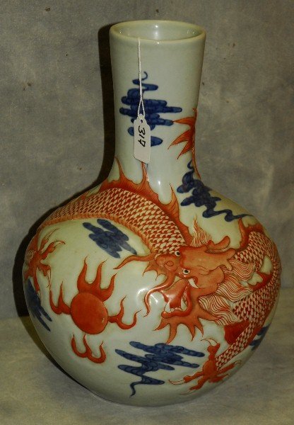 Large Chinese dragon vase with blue seal mark on (1 of 3)