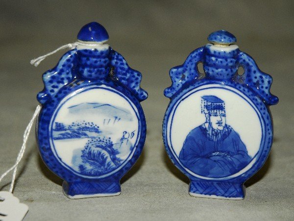 2 Antique Chinese blue and white pocelain snuff bottles: 2 Antique Chinese blue and white pocelain snuff bottles with marks on bottoms. H:3"