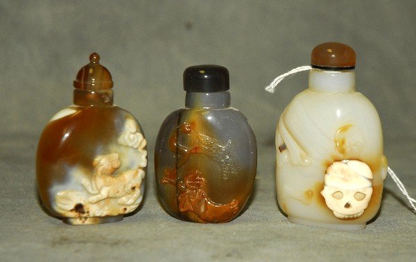 3 Chinese agate snuff bottles. H:3" (1 of 2)