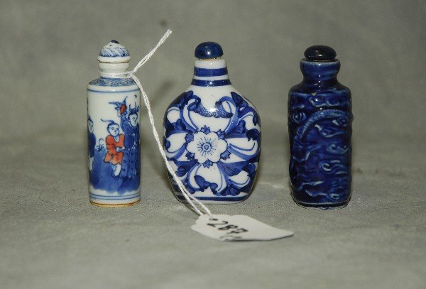 3 Chinese porcelain snuff bottles. H:2.75": 3 Chinese porcelain snuff bottles. H:2.75"
