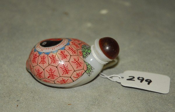 Chinese peking glass snuff bottle. L:2.75": Chinese peking glass snuff bottle. L:2.75"