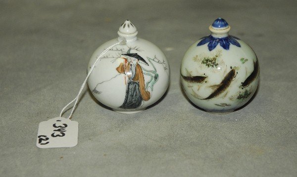 2 Chinese porcelain snuff bottles with marks on bottom. (1 of 4)