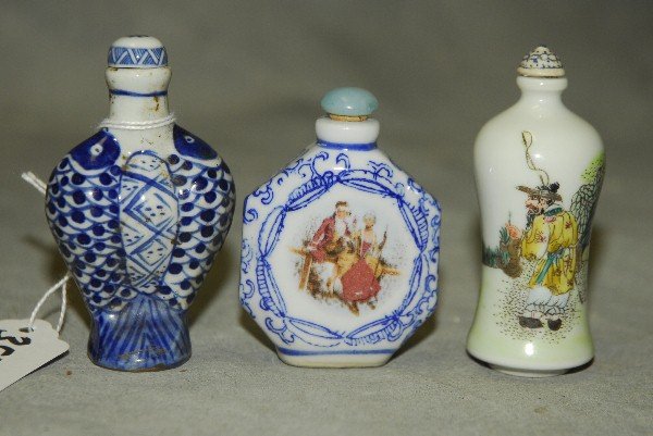 3 Chinese porcelain snuff bottles all with marks on: 3 Chinese porcelain snuff bottles all with marks on bottom. H:3"