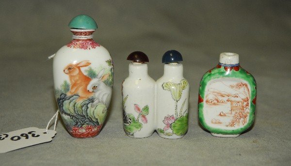3 Chinese porcelain snuff bottles . H:3.25": 3 Chinese porcelain snuff bottles . H:3.25"