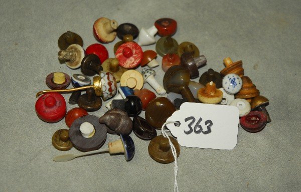 Lot of snuff bottle tops.: Lot of snuff bottle tops.