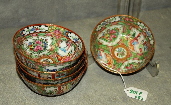 5 antique Chinese rose medallion porcelain bowls: 5 antique Chinese rose medallion porcelain bowls. H:2.25" D:5"