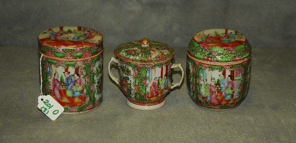3 antique Chinese rose medallion porcelain covered jars: 3 antique Chinese rose medallion porcelain covered jars. H:4.5"