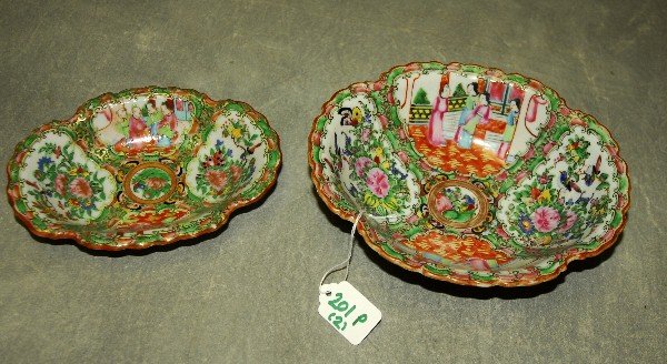 2 antique Chinese rose medallion porcelain serving bowl: 2 antique Chinese rose medallion porcelain serving bowls. largest H:2.5" L:8.5" W:7.25" smallest H:1.5" L:7.5" W:5.25"