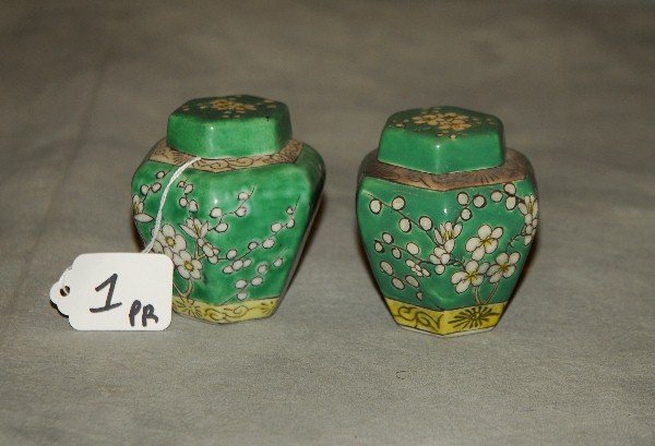 Pair of antique Chinese famille verte porcelain covered: Pair of antique Chinese famille verte porcelain covered jars, red mark CHINA H: 3"