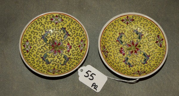 Pair of famille jaune porcelain bowls. D: 4": Pair of famille jaune porcelain bowls. D: 4"