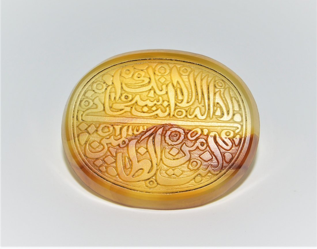 AN ANTIQUE ISLAMIC MUGHAL INSCRIBED BANDED AGATE AMULET (1 of 1)
