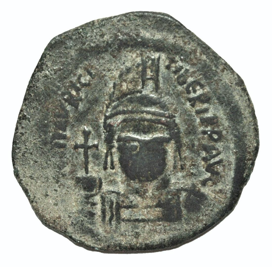 BYZANTINE EMPIRE - MAURICE TIBERIUS 582-602AD AE FOLLIS: Ancient Byzantine Empire - MAURICE TIBERIUS. 582-602 AD. Large Ã† Follis . Constantinople mint. . Helmeted bust facing holdingglobus cruciger / Large M, ANNO GII, officina G. DOC I 31c; SB 494.