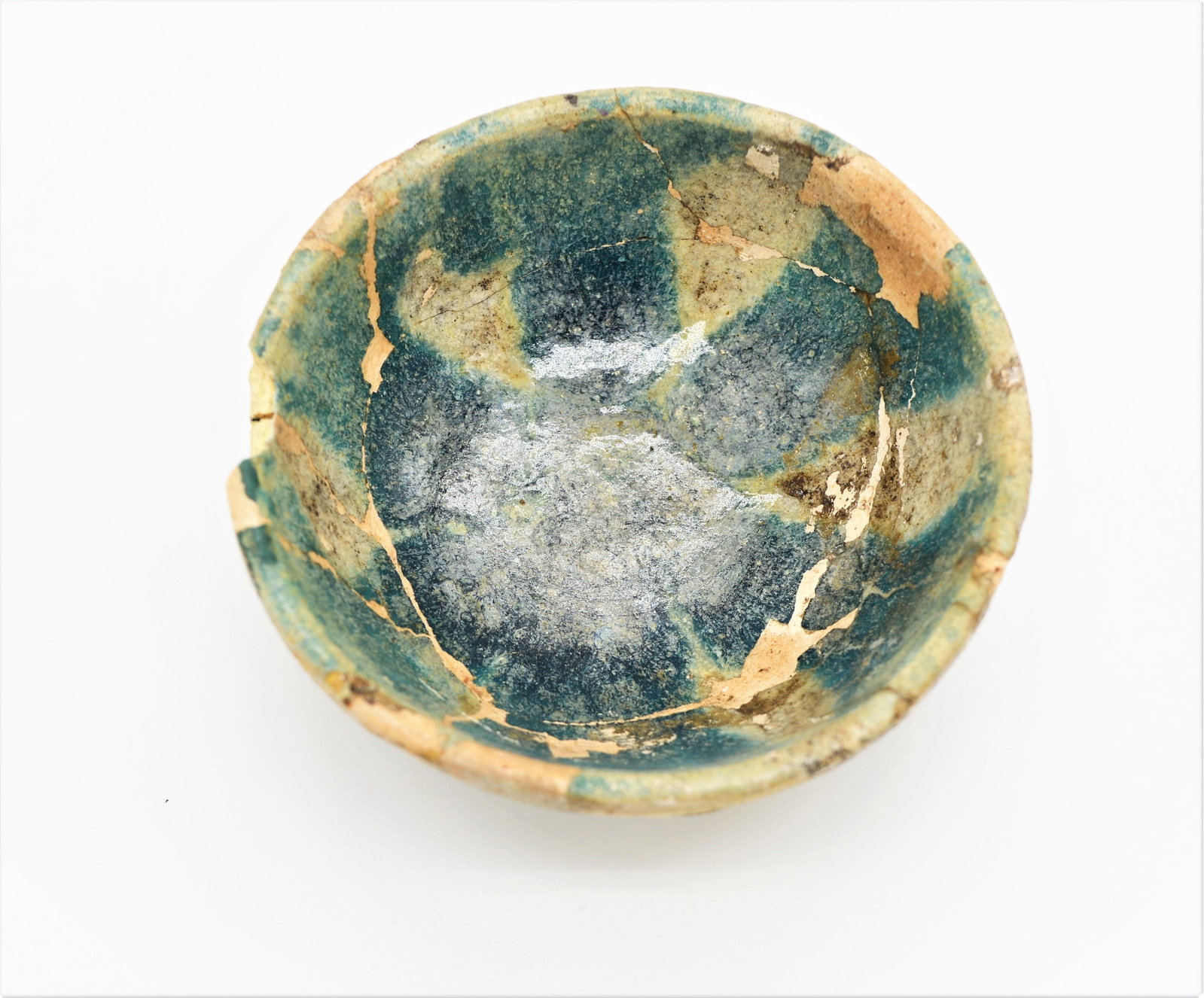 ISLAMIC ABBASID SPLASHED POTTERY BOWL 9TH CENTURY: AN ANCIENT ISLAMIC ABBASID SPLASHED POTTERY BOWL, CENTRAL ASIA, CIRCA 9TH-10Th CENTURY, Of rounded formwith everted lip on short foot, floral motifs and enclosed containing a large green & Black splas