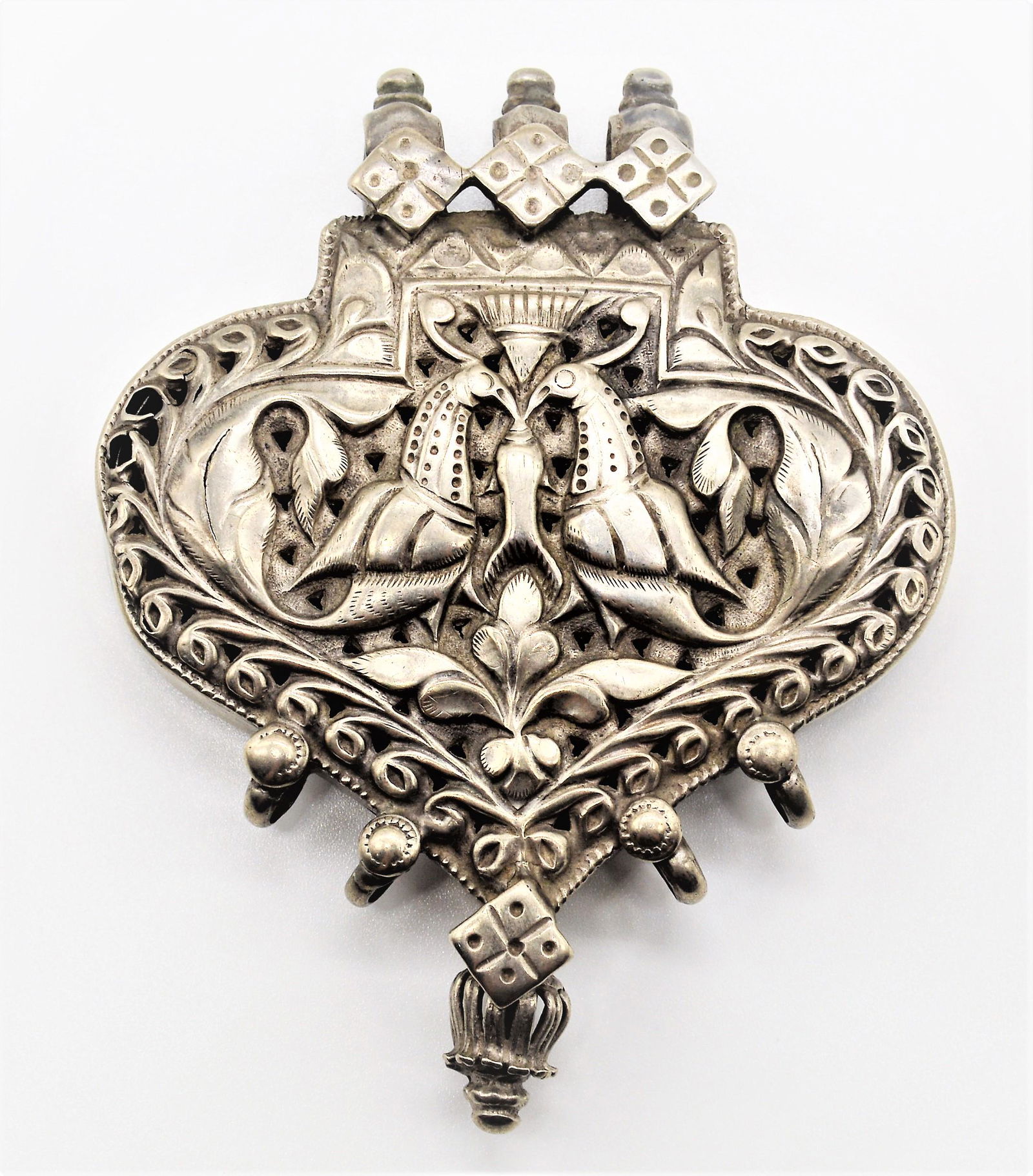 RARE EARLY ISLAMIC STYLE TALISMAN TAWEEZ SILVER AMULET: A VERY RARE ANTIQUE EARLY ISLAMIC UMAYYAD ( OMAYYAD ) OR ABBASID STYLE AMULET TALISMAN TAWEEZ SILVERPENDENT. Circa 18th-19th Century, Possibly Persian, Of Unique Umayyad Style, With Pair of Birds Hold