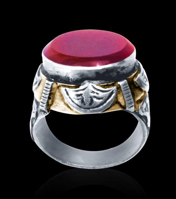AN ANTIQUE PERSIAN CARNELIAN SILVER RING C 19TH CENTURY: A Rare Antique Islamic Persian Silver & Gold Plated Ring With Agate or Cut Red Carnelian Stone, Circa Possibly 19th Century .