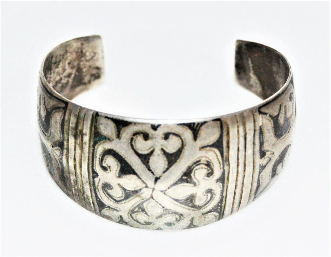 RARE & BEAUTIFUL BUKHARA NEILLO SILVER BRACELET 19TH CE: A Rare & Beautiful Bukhara/Turkoman Neilloed Silver Bracelet, Bukhara Circa 19th Century, With Some Islamic Style Designs inNeillo , Golubarg all over the bracelet in Neillo. Of Rare & beautiful Bukha