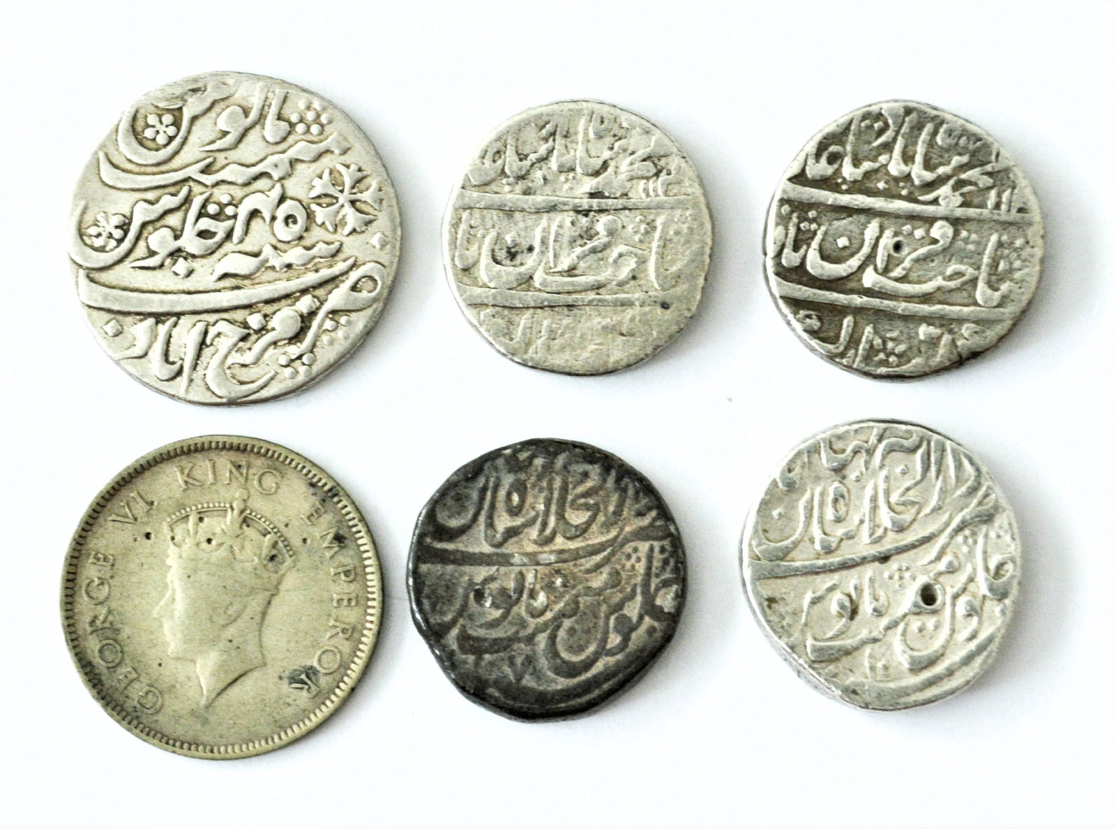 LOT OF 6 MUGHAL EMPIRE & BRITISH INDIAN SILVER COINS: A LOT OF 6 MUGHAL EMPIRE & BRITISH INDIAN SILVER COINS, 4 MUGHAL EMPIRE MUHAMMAD SHAH SILVER RUPEESMINTS OF SHAHJAHANABAD ( DELHI ). A SHAH ALAM RUPEE MINT OF FARAKHABAD, AND A BRITISH INDIA KINGGEORG
