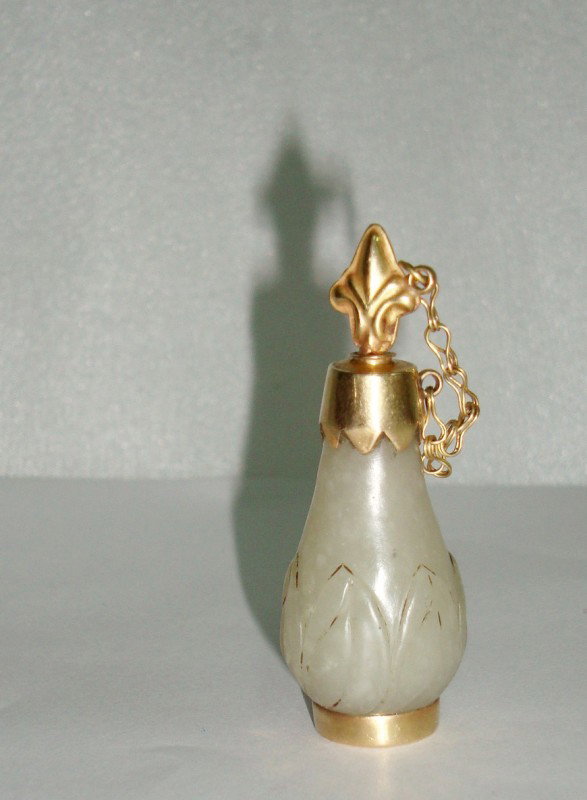 A Mughal Eye Mascara Jad: An Unusual Mughal eye mascara Jad with Gold on head and short narrow foot 18th Century Measurement : 5.5 cm