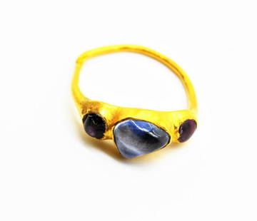 IMPORTANT ANCIENT ROMAN SAPPHIRE GOLD RING CIRCA 1ST-2ND CENTURY: EXTREMELY RARE & HIGHLY IMPORTANT ANCIENT ROMAN SAPPHIRE GOLD RING, CIRCA 1ST-3RD CENTURY, Very Important Ancient Gemset Gold Ring (Jewerly). This ring combines an elegant simplicity with a