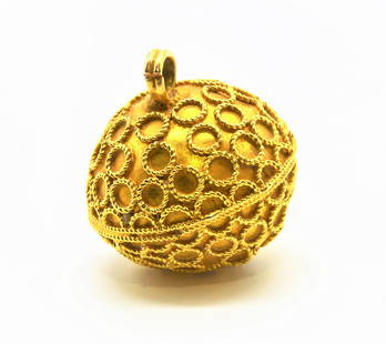 A VERY RARE ANCIENT HELLENISTIC FILIGREE GOLD PENDENT: A VERY RARE ANCIENT HELLENISTIC FILIGREE GOLD PENDENT, EASTERN MEDITERRANEAN, CIRCA 3RD-1ST CENTURYB.C.Of Greek Hellenistic Gold Stylea fine gold pendant, the central spherical body decorated with