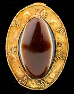 EXTREMELY RARE LARGE ANCIENT EYE AGATE GOLD BROOCH 2ND CENTURY BC: EXTREMELY RARE & LARGE ANCIENT LUK MIK EYE AGATE GOLD BROOCH OR PENDENT, CIRCA 2ND-1ST CENTURY BC. Probably Parthian Period. Of very Large size with Weight of 13 Grams and great quality Banded eye