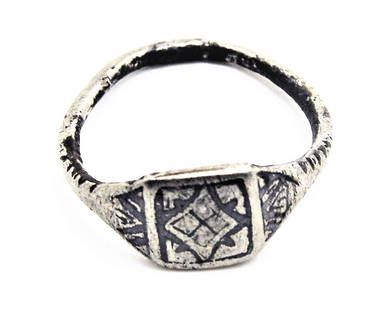 RARE ANCIENT ISLAMIC SELJUK SILVER NIELLO RING 12TH CE: A RARE ANCIENT ISLAMIC SELJUK NIELLO SILVER RING, CENTRAL ASIA & BUKHARA CIRCA 12TH/13TH CENTURY,decorated with Niello designs on the silver ring,