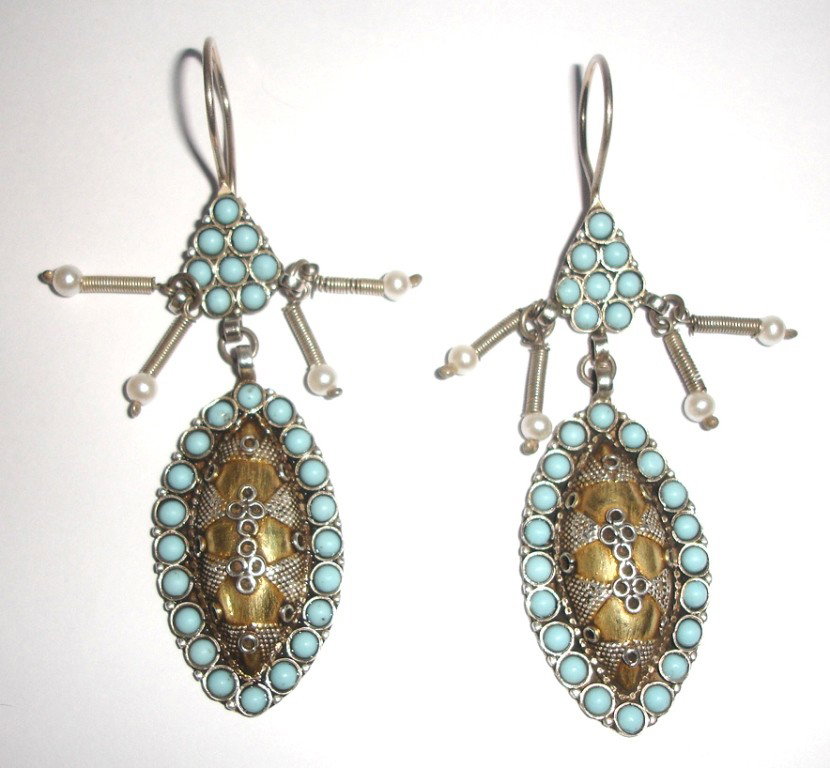 A PAIR OF BUKHARA/MUGHAL SILVER EAR RING 18TH/19TH: A pair of Islamic bukhara/mughal silver gilted with turquoise ear rings 18th/19th century