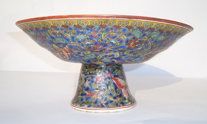 chinese : Antique chinese Kutani Porcelain , footed compote interior figural and floral panels, exterior with sages seated in a continuous landscape, seal mark (some usual wear), 18th / 19th century