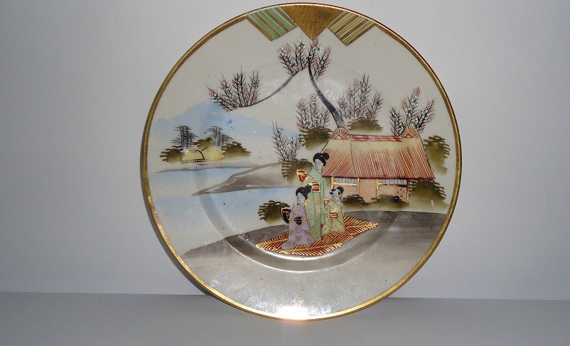 Chinese plates: Antique Chinese Export Floral Plate Antique 19th/20th Century, Chinese Export porcelain floral plate; somewhat octagonal with floral cornucopia at the center and floral motifs (minor frits);