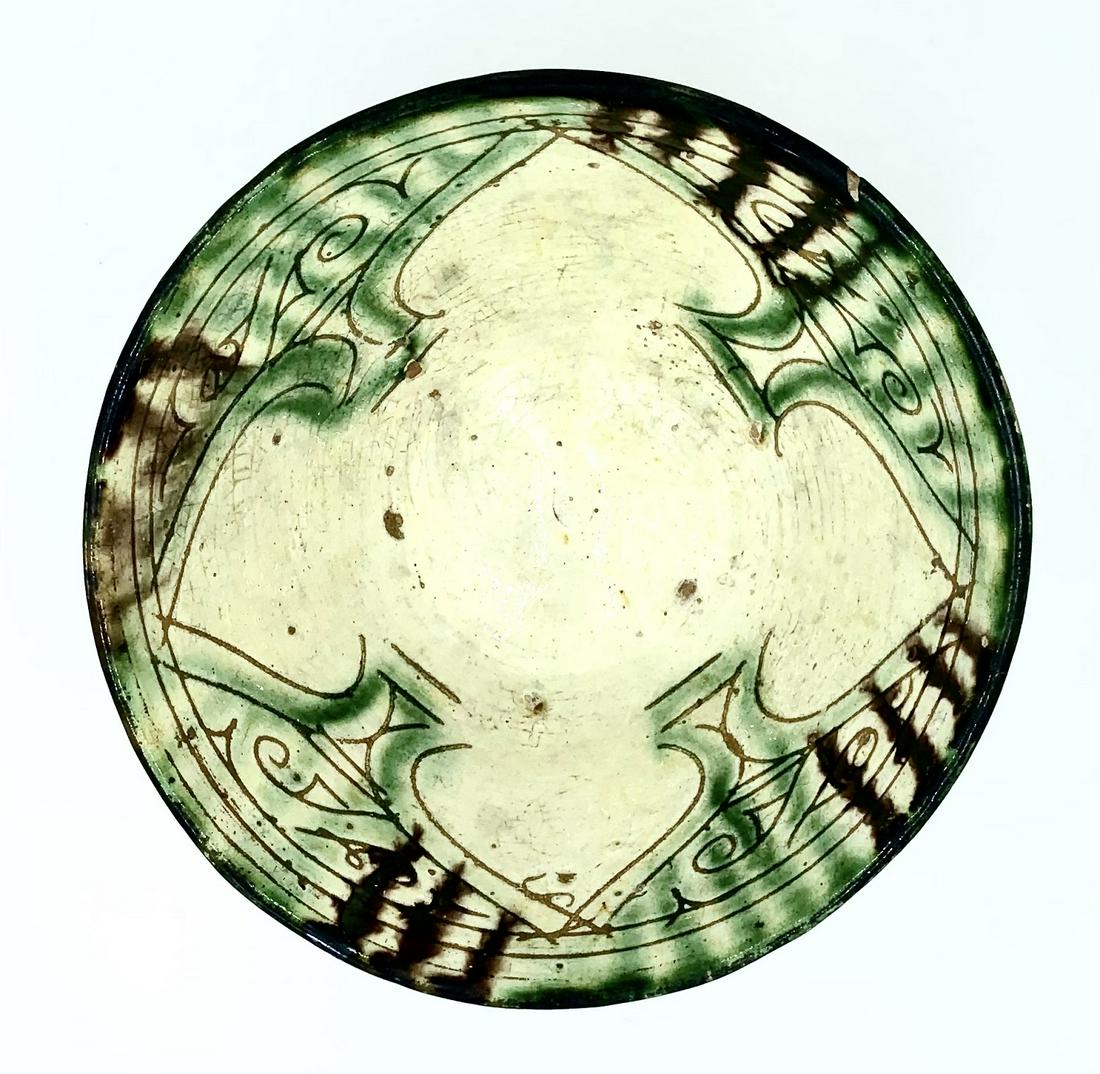 SELJUK/GHURID HEART SHAPED SGRAFFIATO POTTERY BOWL: INATACT ISLAMIC SELJUK/GHURID HEART SHAPED SGRAFFIATO POTTERY BOWL, BAMIYAN CIRCA 12TH CENTURY. Measurement: 15.5 cm dia.