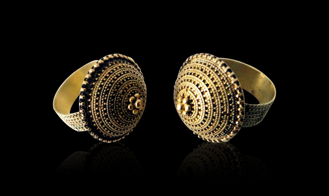 A Pair Of Islamic/Mughal Style 22K Gold Rings 18th C: A Pair Of Early Islamic/Mughal Style 22K Gold Ring 18Th/19Th Century , With Great Designs & Heavy .
